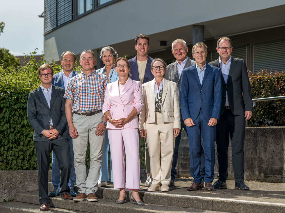 Gemeinderat Stäfa vor dem Gemeindehaus