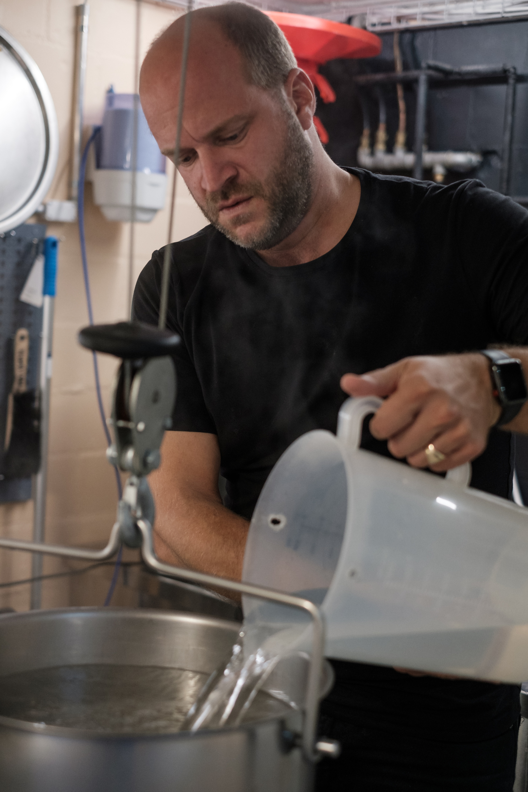 Lorenz Hug braut Bier